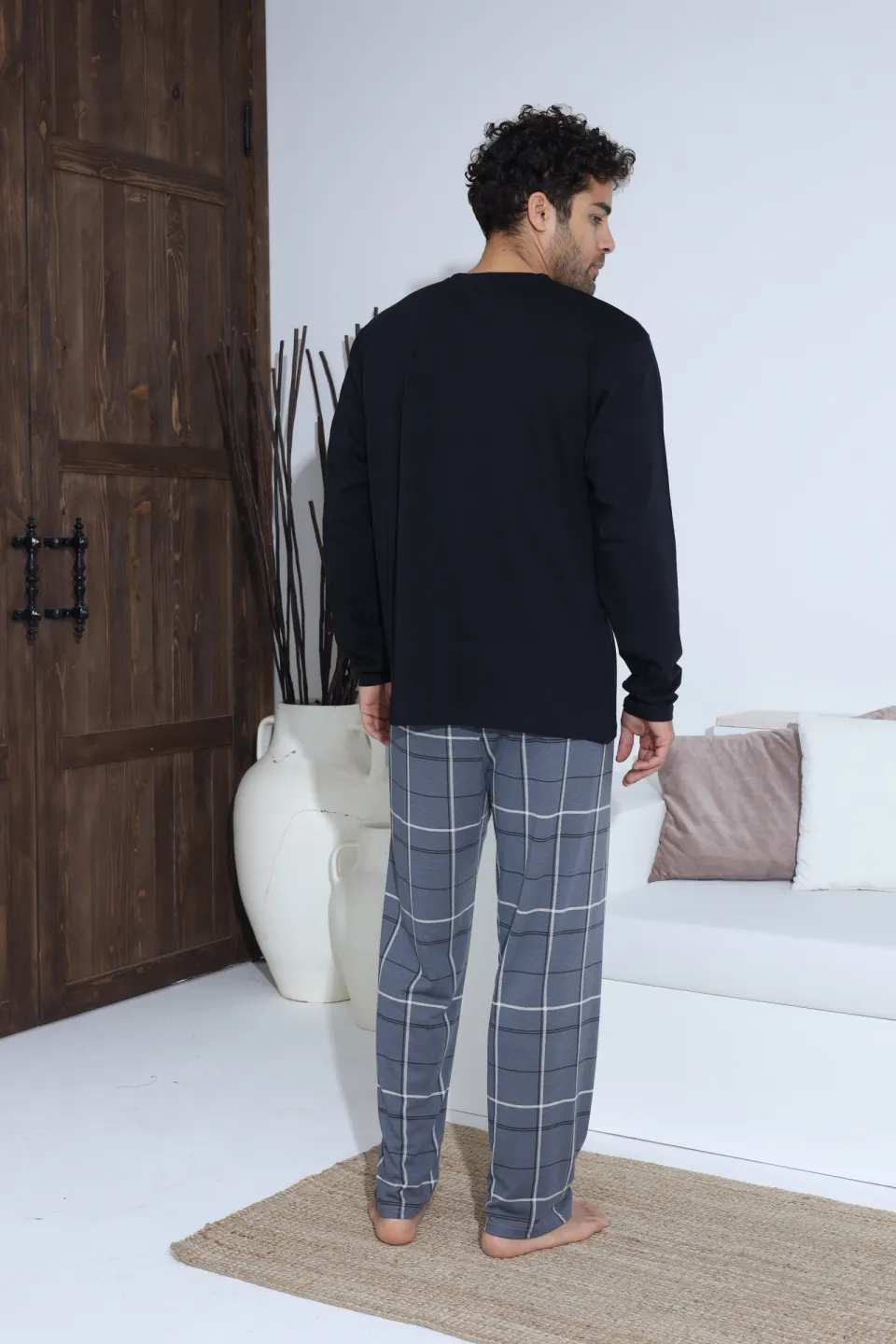 Pijamale bărbați – bluză neagră cu nasturi și ecuson, pantaloni gri în carouri, 100% bumbac - 5