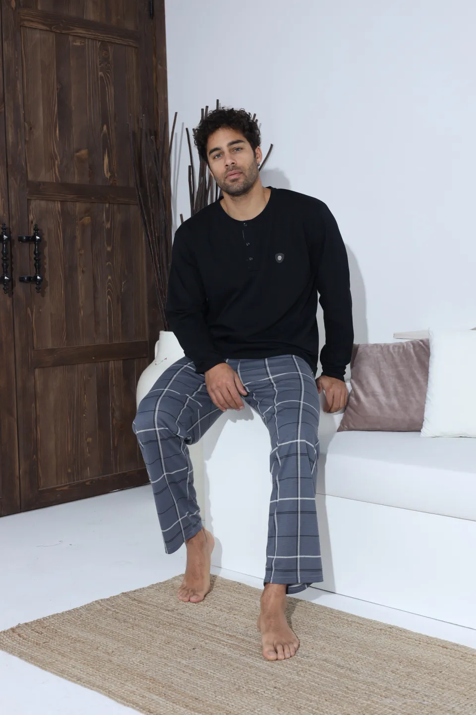 Pijamale bărbați – bluză neagră cu nasturi și ecuson, pantaloni gri în carouri, 100% bumbac - 1