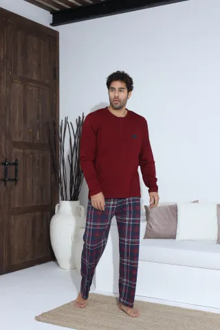 Pijamale bărbați bordo – bluză cu nasturi și ecuson, pantaloni lungi în carouri, 100% bumbac hover