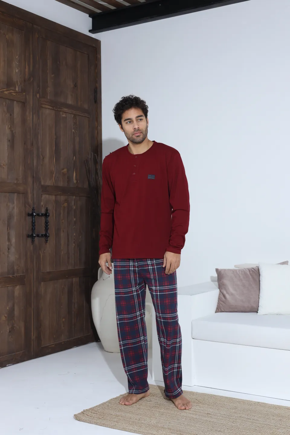 Pijamale bărbați bordo – bluză cu nasturi și ecuson, pantaloni lungi în carouri, 100% bumbac - 3