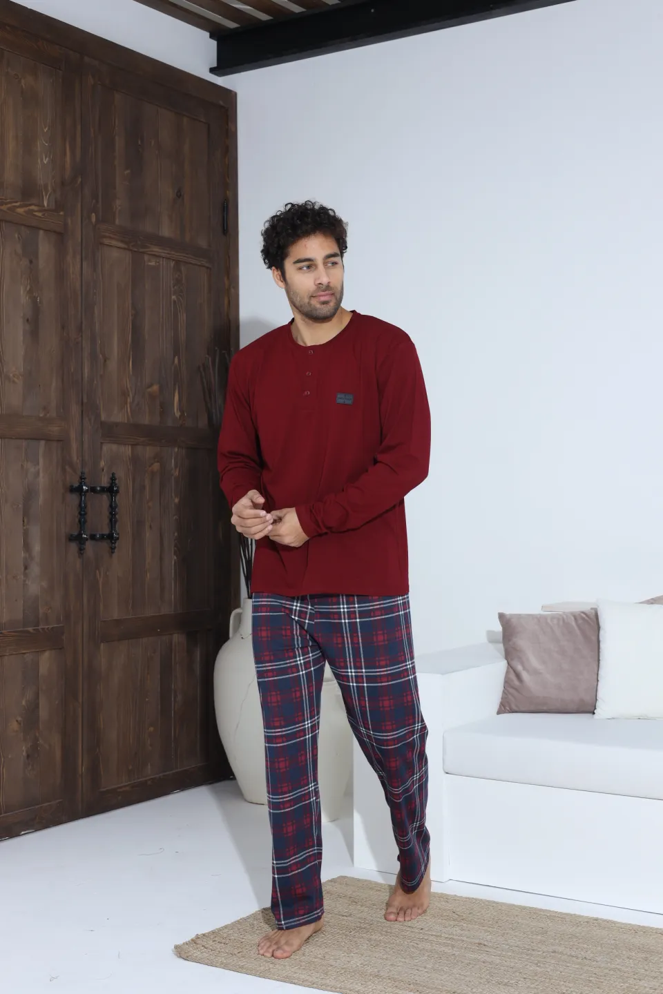 Pijamale bărbați bordo – bluză cu nasturi și ecuson, pantaloni lungi în carouri, 100% bumbac - 4