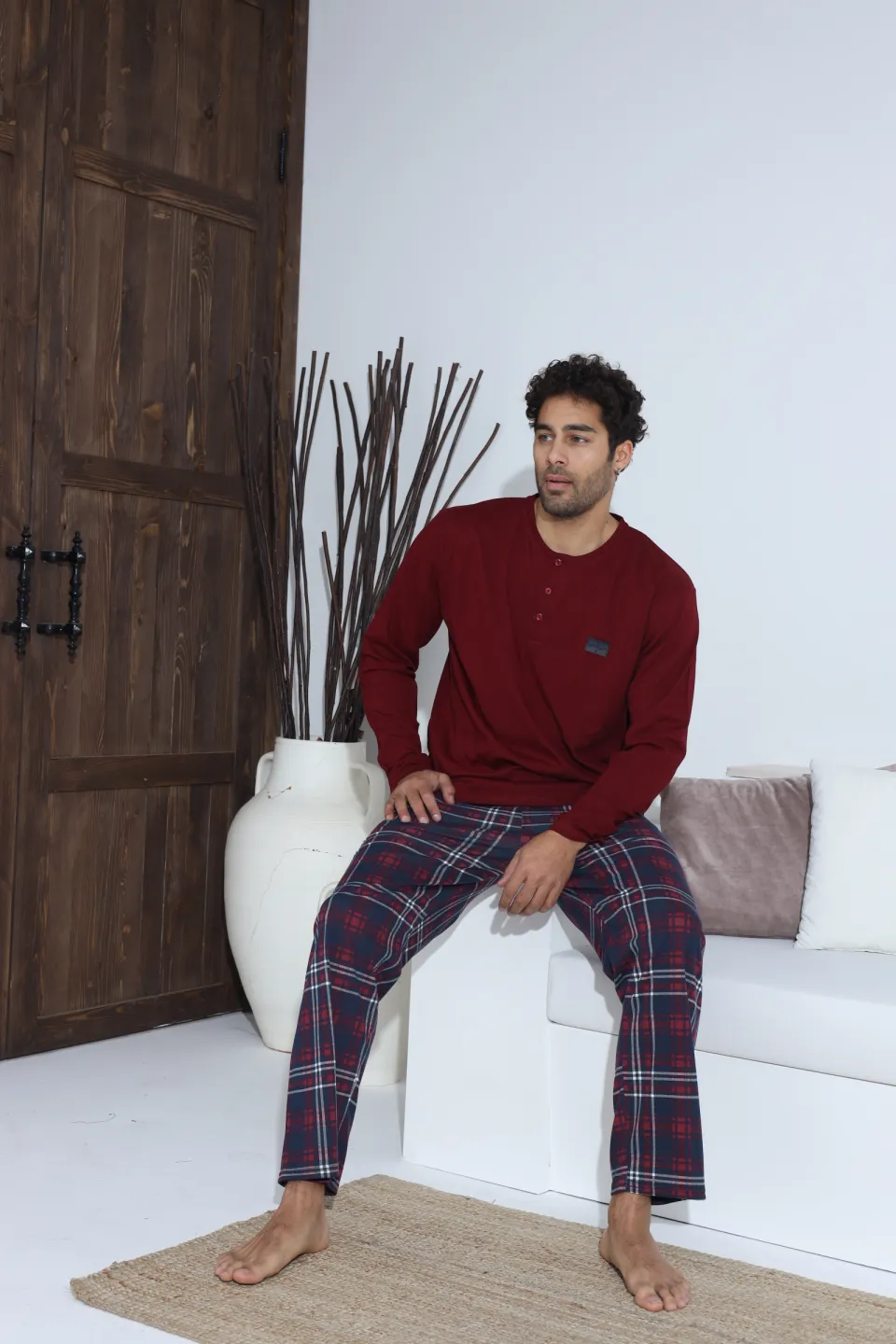 Pijamale bărbați bordo – bluză cu nasturi și ecuson, pantaloni lungi în carouri, 100% bumbac - 6