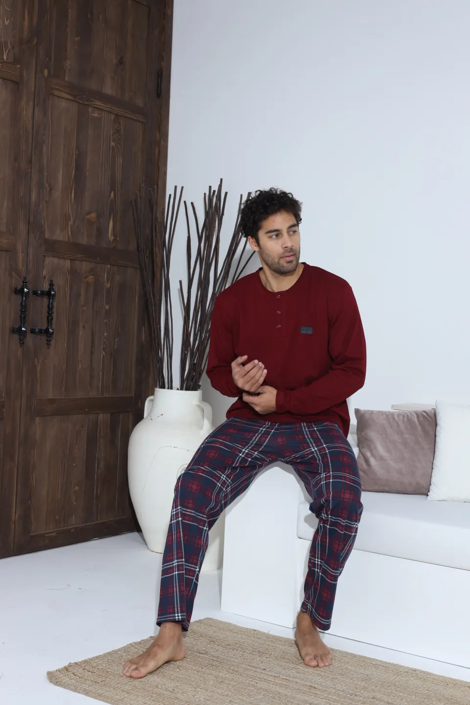 Pijamale bărbați bordo – bluză cu nasturi și ecuson, pantaloni lungi în carouri, 100% bumbac - 7