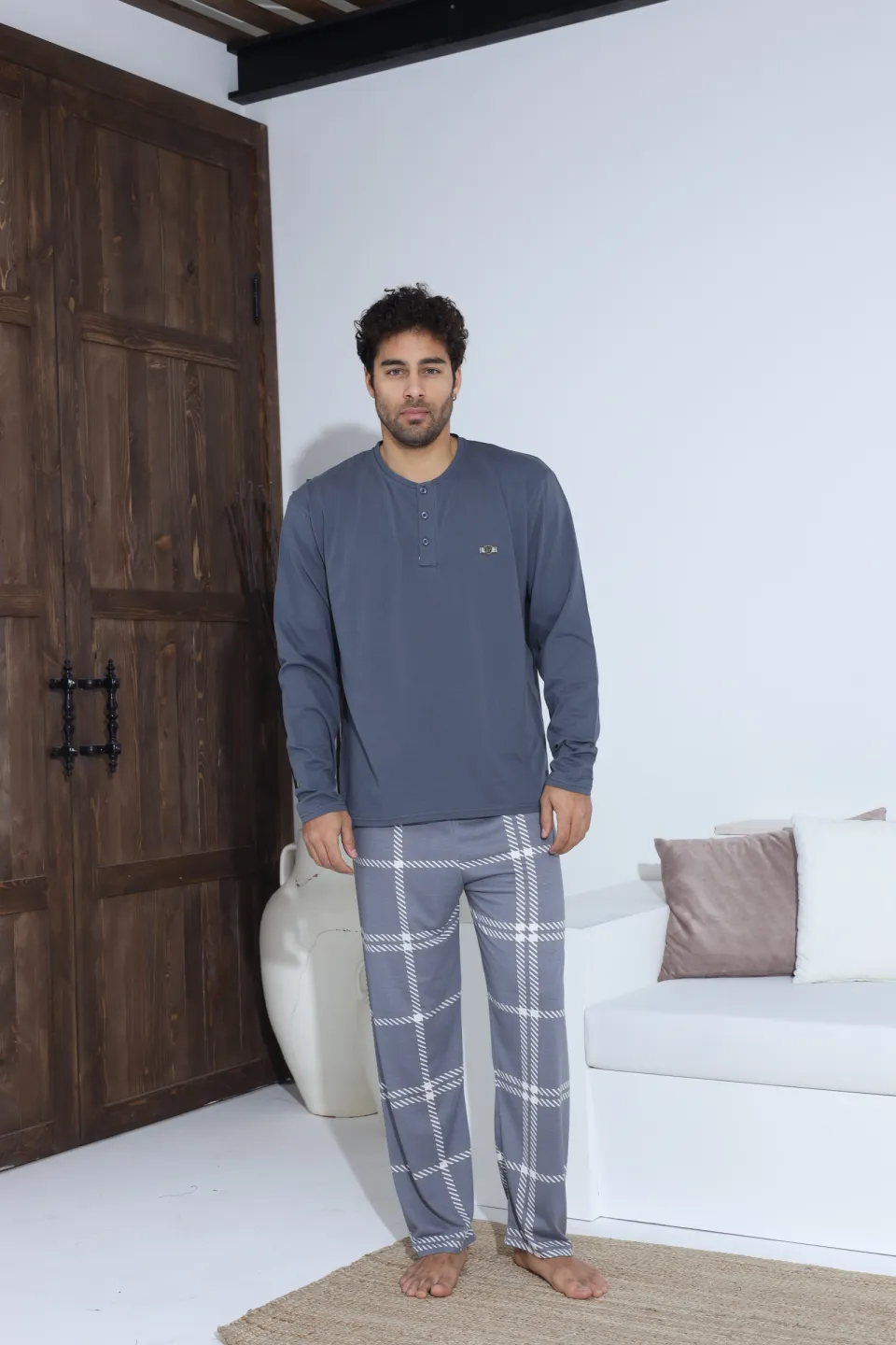 Pijamale bărbați gri – bluză cu nasturi și detaliu metalic, pantaloni lungi în carouri gri, 100% bumbac - 3