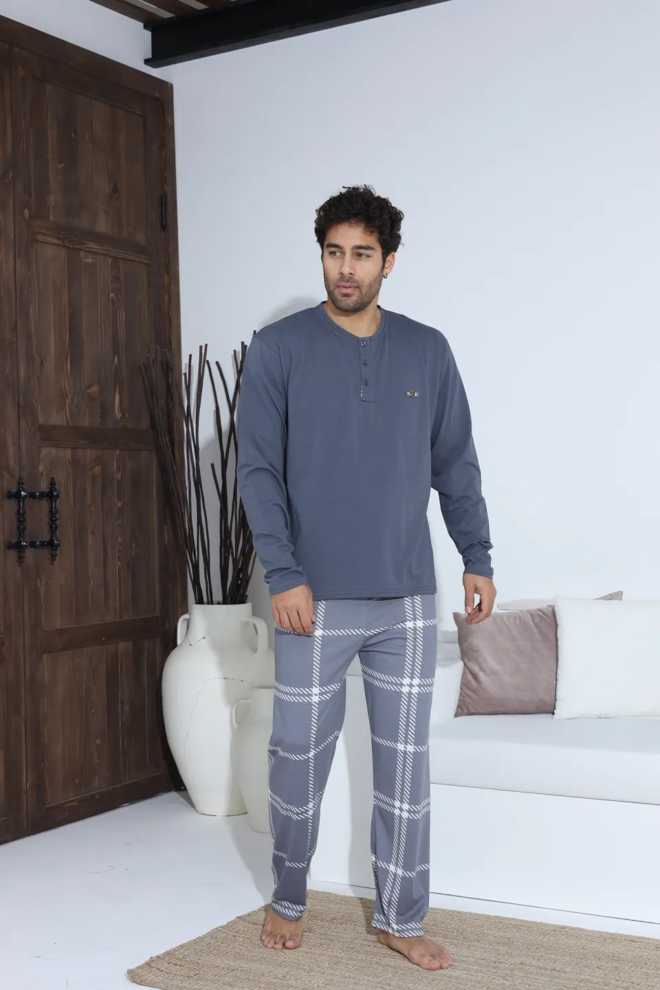 Pijamale bărbați gri – bluză cu nasturi și detaliu metalic, pantaloni lungi în carouri gri, 100% bumbac - 5