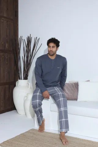 Pijamale bărbați gri – bluză cu nasturi și detaliu metalic, pantaloni lungi în carouri gri, 100% bumbac