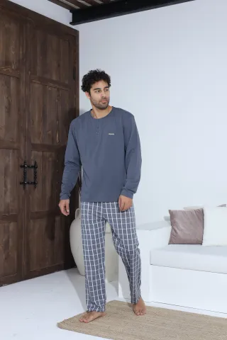 Pijamale bărbați gri – bluză cu nasturi și ecuson, pantaloni lungi în carouri, 100% bumbac hover