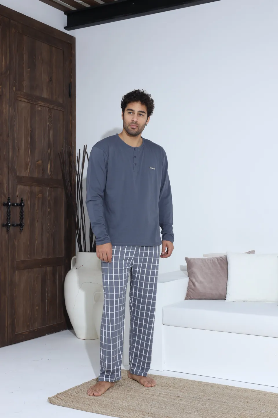 Pijamale bărbați gri – bluză cu nasturi și ecuson, pantaloni lungi în carouri, 100% bumbac - 3