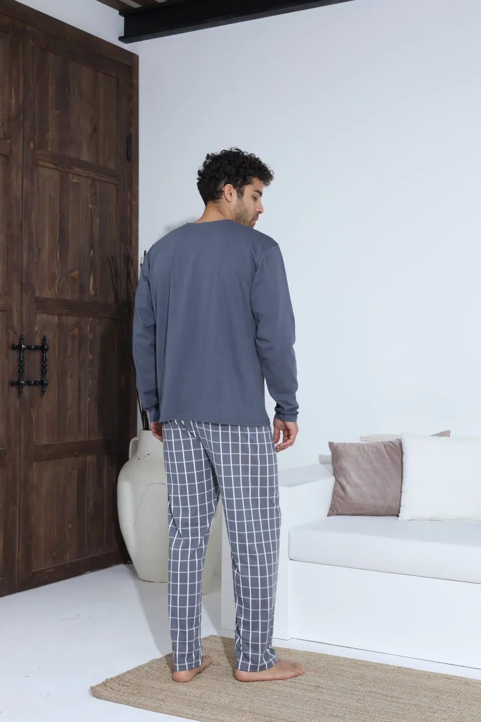 Pijamale bărbați gri – bluză cu nasturi și ecuson, pantaloni lungi în carouri, 100% bumbac - 4