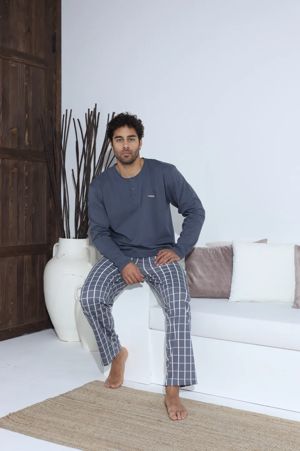 Pijamale bărbați gri – bluză cu nasturi și ecuson, pantaloni lungi în carouri, 100% bumbac - 5