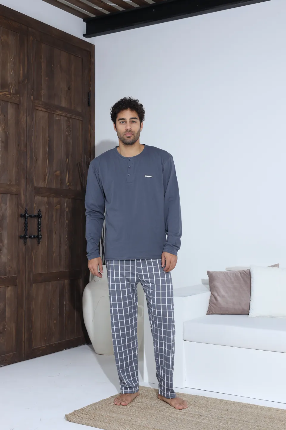 Pijamale bărbați gri – bluză cu nasturi și ecuson, pantaloni lungi în carouri, 100% bumbac - 6