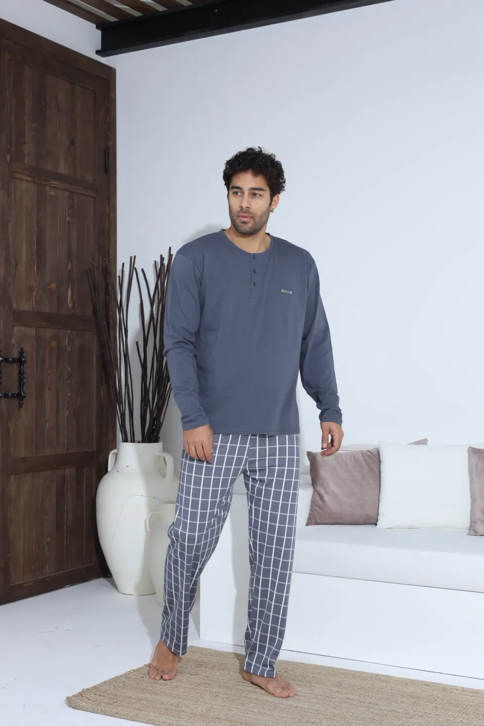 Pijamale bărbați gri – bluză cu nasturi și ecuson, pantaloni lungi în carouri, 100% bumbac - 1