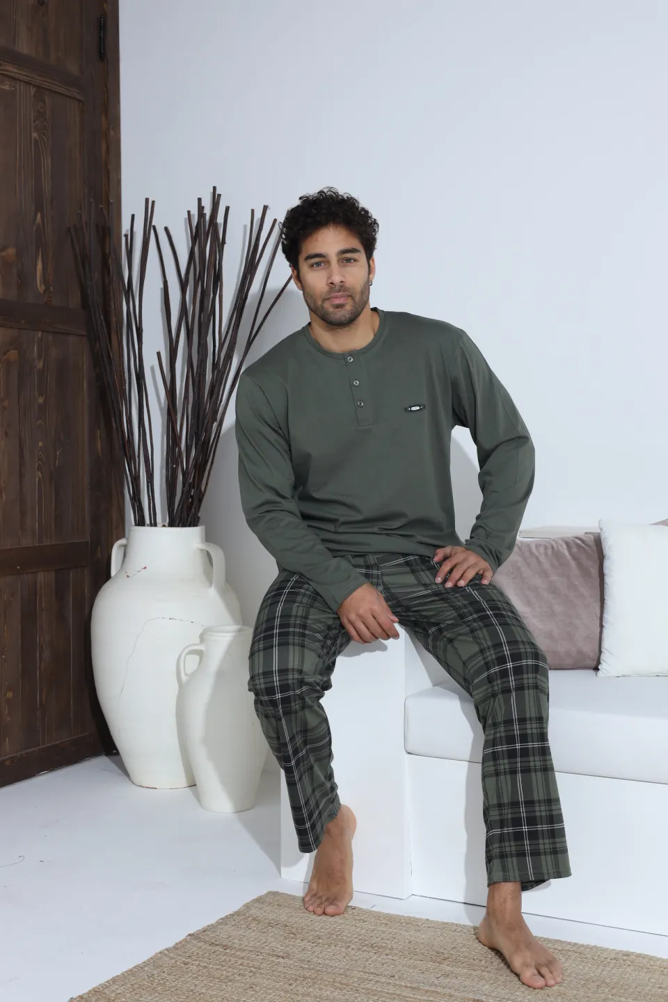 Pijamale bărbați kaki – bluză cu nasturi și detaliu metalic, pantaloni lungi în carouri, 100% bumbac - 1