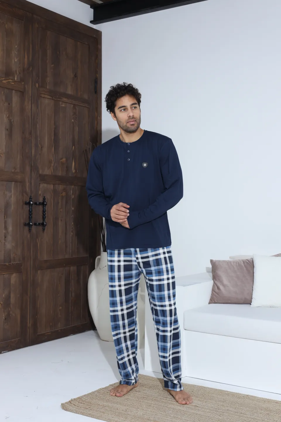 Pijamale bărbați navy – bluză cu nasturi și ecuson, pantaloni lungi în carouri, 100% bumbac - 4