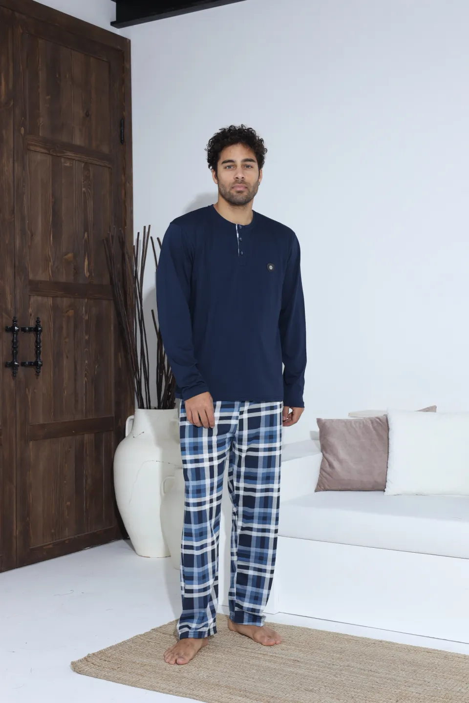 Pijamale bărbați navy – bluză cu nasturi și ecuson, pantaloni lungi în carouri, 100% bumbac - 5