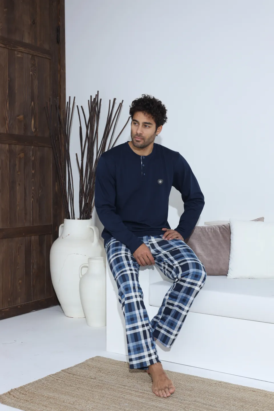 Pijamale bărbați navy – bluză cu nasturi și ecuson, pantaloni lungi în carouri, 100% bumbac - 7