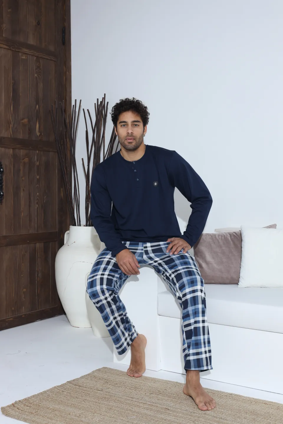 Pijamale bărbați navy – bluză cu nasturi și ecuson, pantaloni lungi în carouri, 100% bumbac - 1