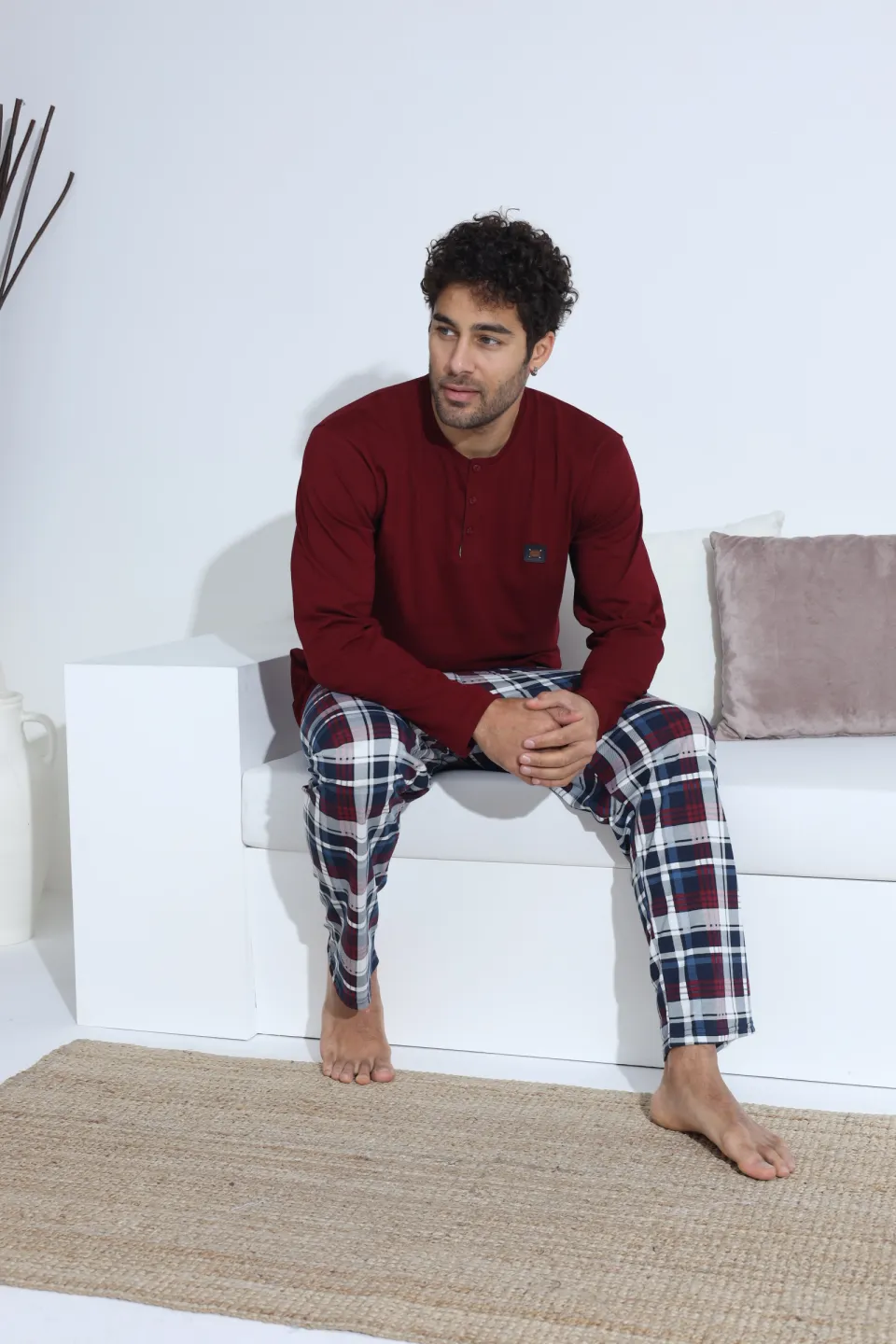 Pijamale bărbați vișiniu – bluză cu nasturi și ecuson, pantaloni lungi în carouri alb-albastru-vișiniu, 100% bumbac - 3