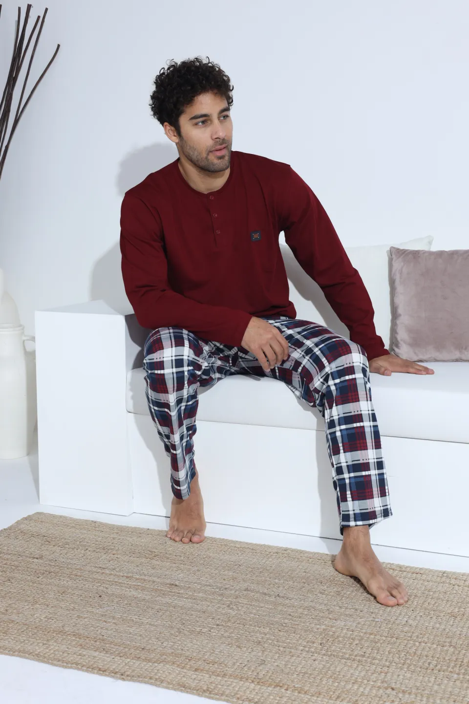 Pijamale bărbați vișiniu – bluză cu nasturi și ecuson, pantaloni lungi în carouri alb-albastru-vișiniu, 100% bumbac - 4