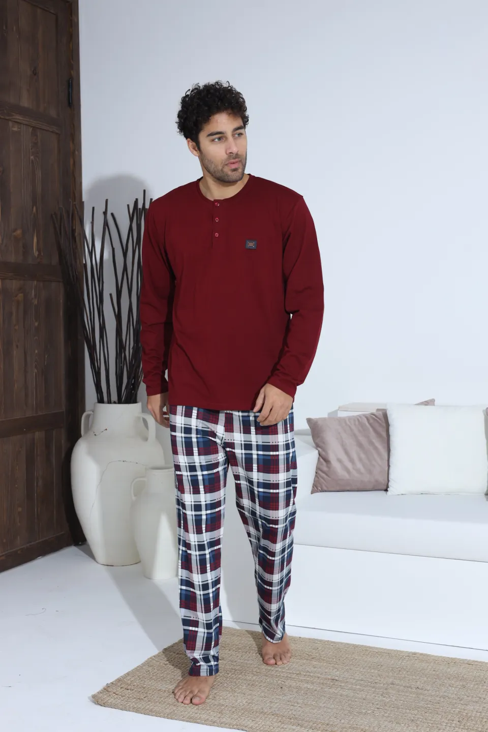 Pijamale bărbați vișiniu – bluză cu nasturi și ecuson, pantaloni lungi în carouri alb-albastru-vișiniu, 100% bumbac - 5