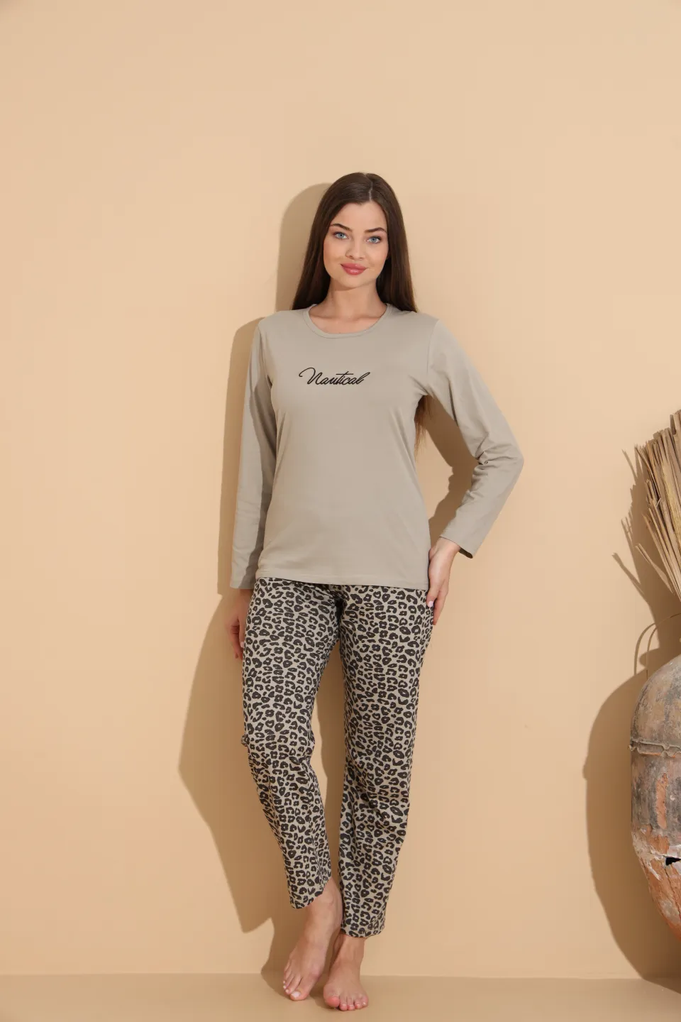 Pijamale damă maro deschis cu imprimeu „Mantical” și pantaloni leopard – 100% bumbac - 2
