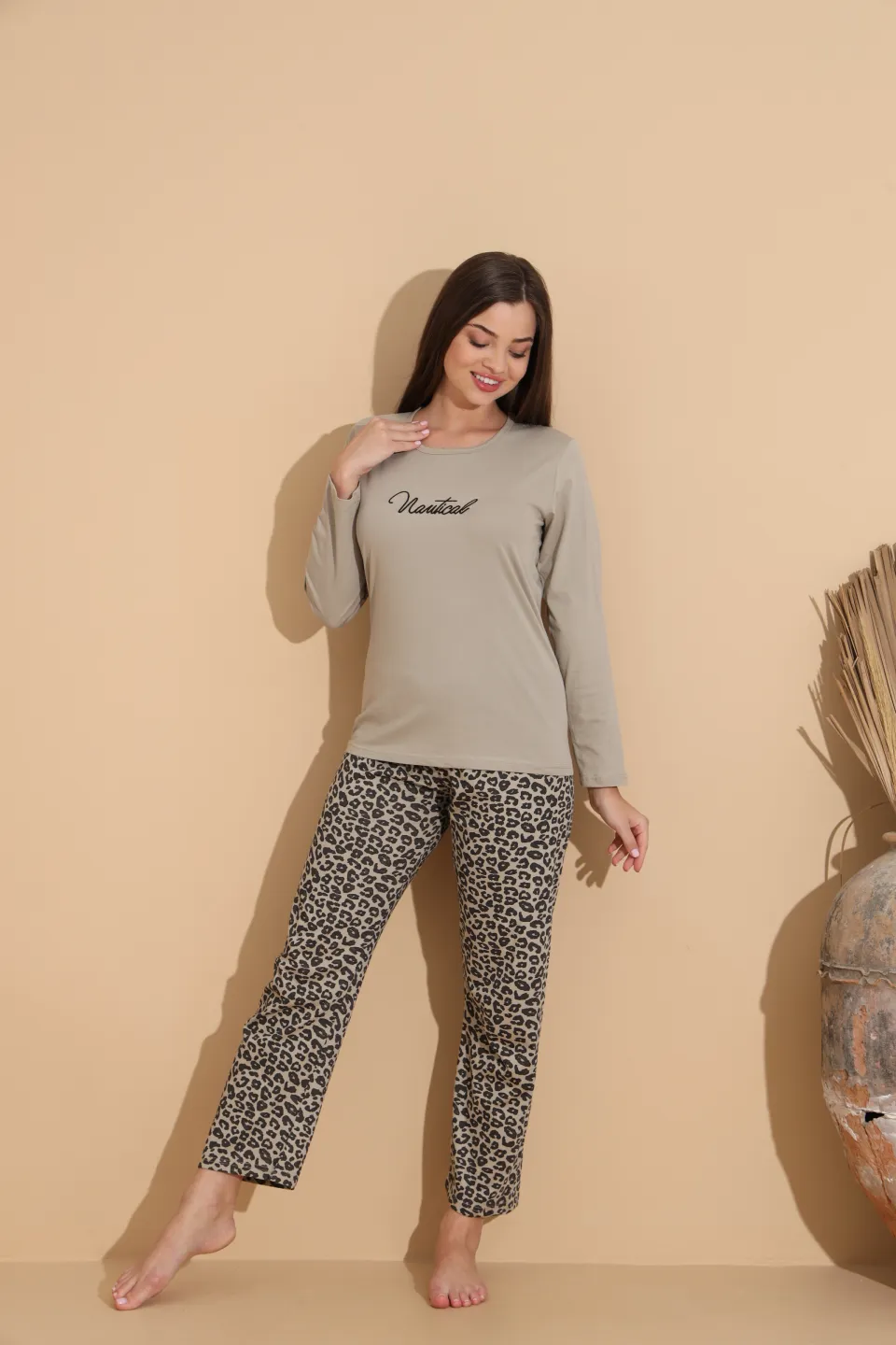 Pijamale damă maro deschis cu imprimeu „Mantical” și pantaloni leopard – 100% bumbac - 3