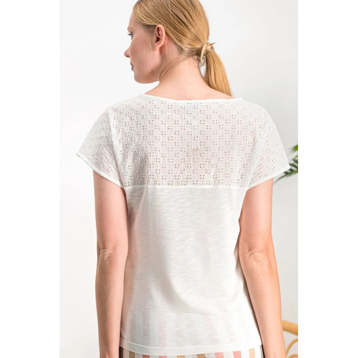 Set format din bluză cu broderie decolteu rotund și pantaloni cu dungi - 3