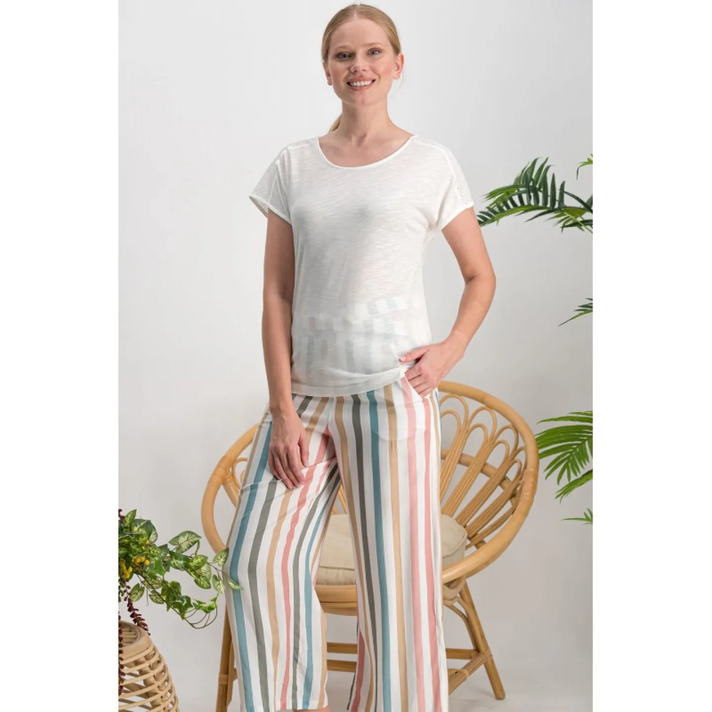 Set format din bluză cu broderie decolteu rotund și pantaloni cu dungi - 1