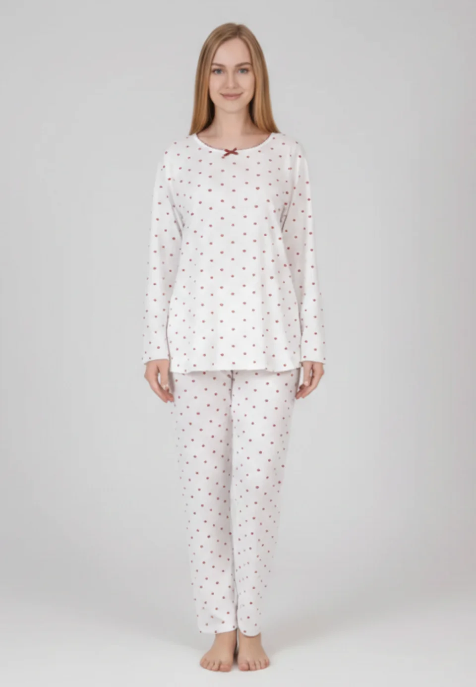 Pijama damă albă cu inimioare roșii, bluză cu mânecă lungă și fundiță