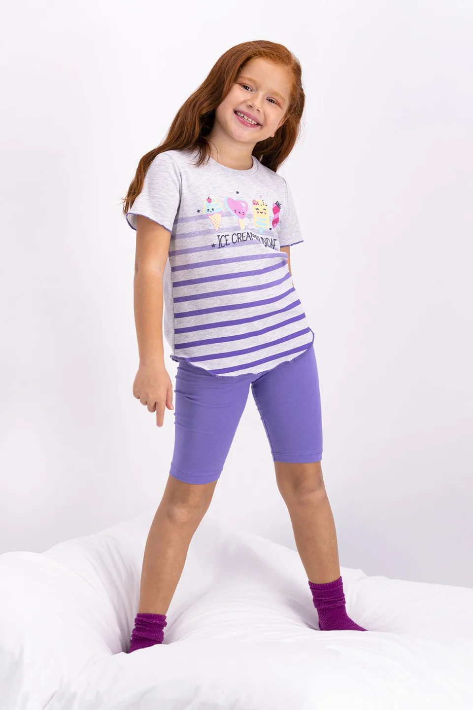 Pijama fetițe cu tricou și pantaloni trei sferturi, imprimeu înghețată, mov