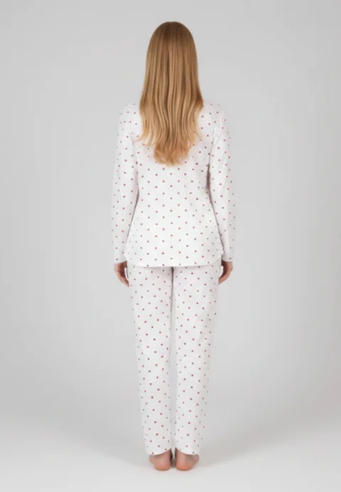 Pijama damă albă cu inimioare roșii, bluză cu mânecă lungă și fundiță