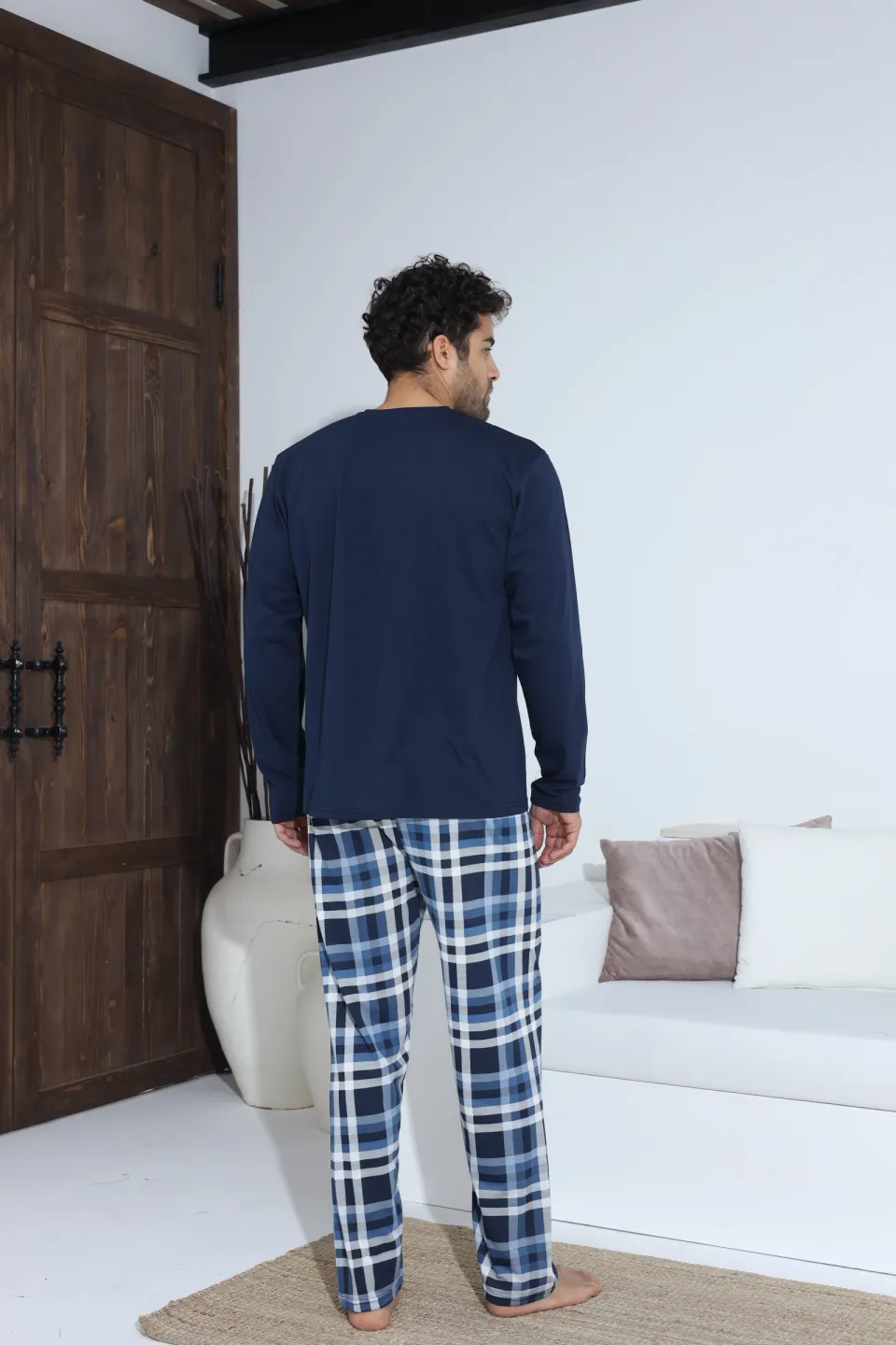 Pijamale bărbați navy – bluză cu nasturi și ecuson, pantaloni lungi în carouri, 100% bumbac