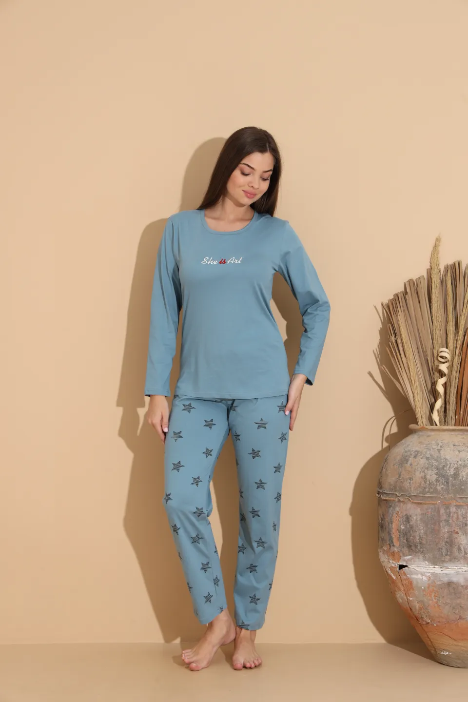 Pijama damă albastru deschis, bluză „She is Art” și pantaloni cu imprimeu stele negre – 100% bumbac