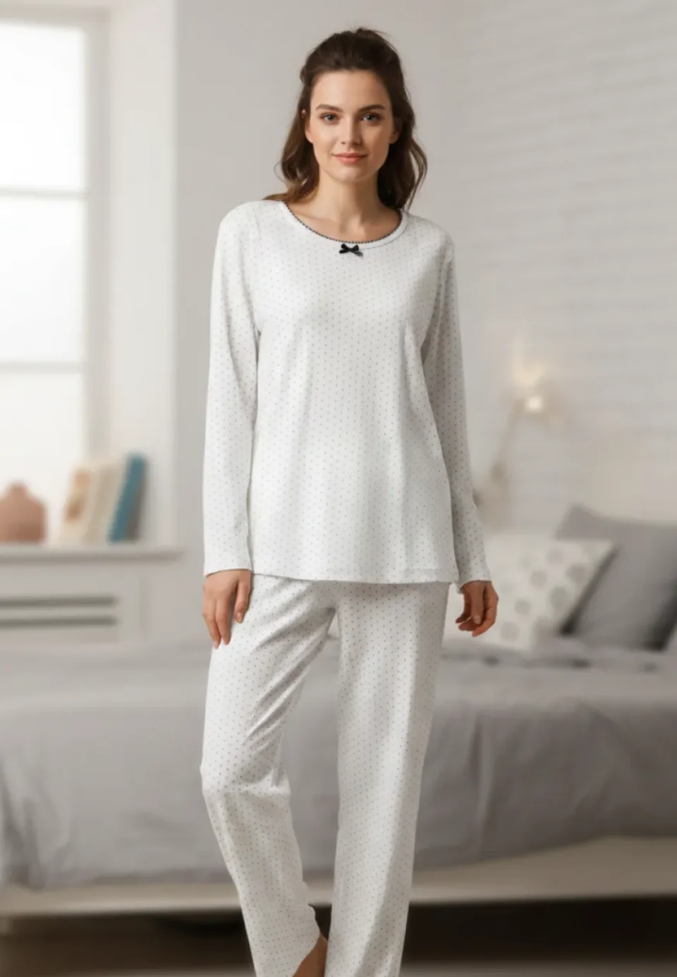 Pijama damă albă cu punctulețe bordo, bluză cu mânecă lungă și fundiță