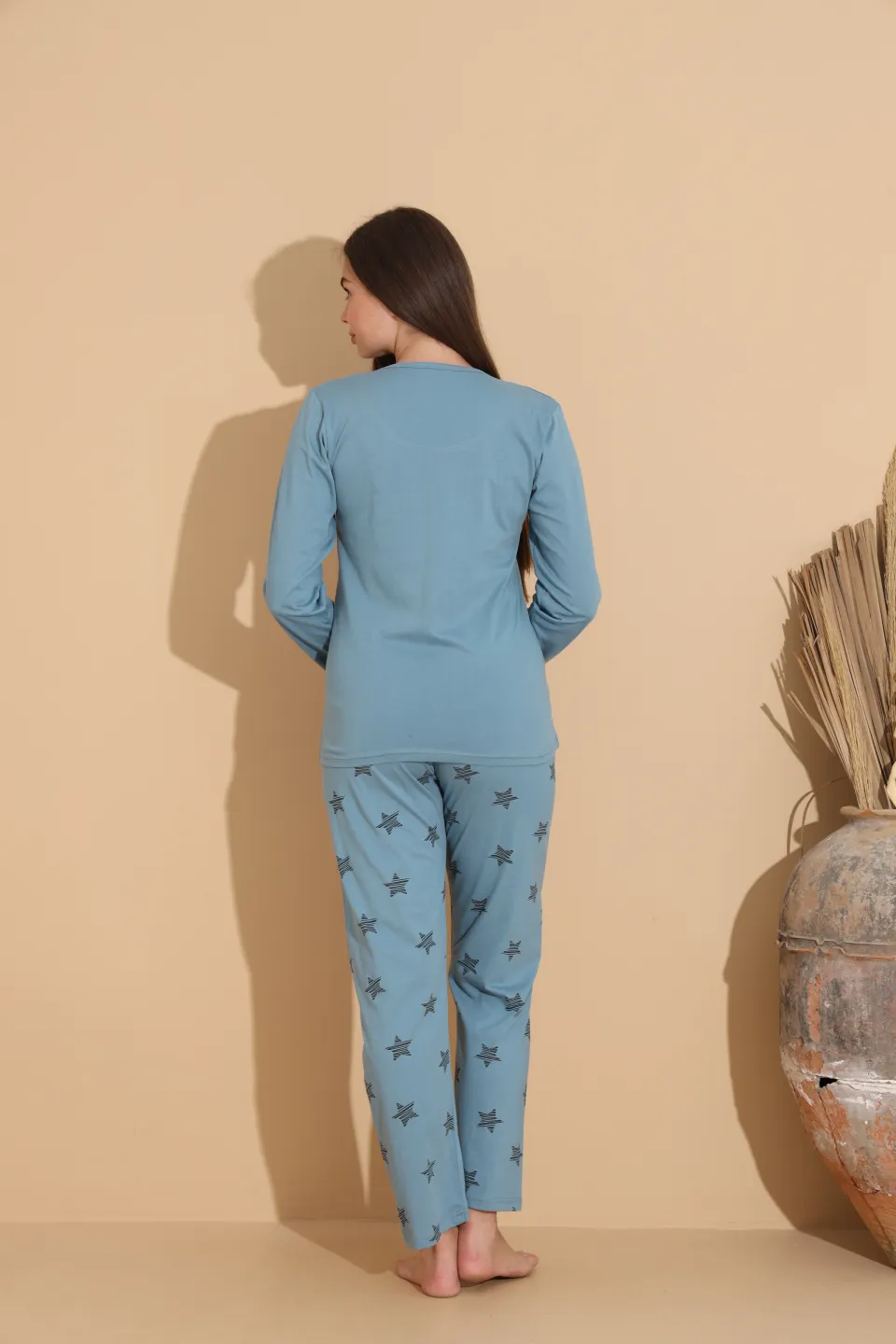Pijama damă albastru deschis, bluză „She is Art” și pantaloni cu imprimeu stele negre – 100% bumbac