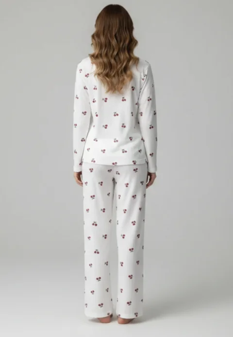 Pijama damă albă cu imprimeu cireșe, bluză cu mânecă lungă și fundiță
