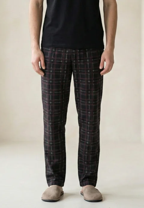 Pantaloni lungi de pijama bărbătești cu elastic în talie, culoare negru cu dungi vișinii