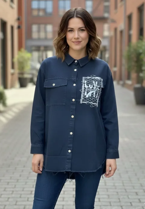 Cămașă denim damă bleumarin cu capse și imprimeu „Love Insensitize”