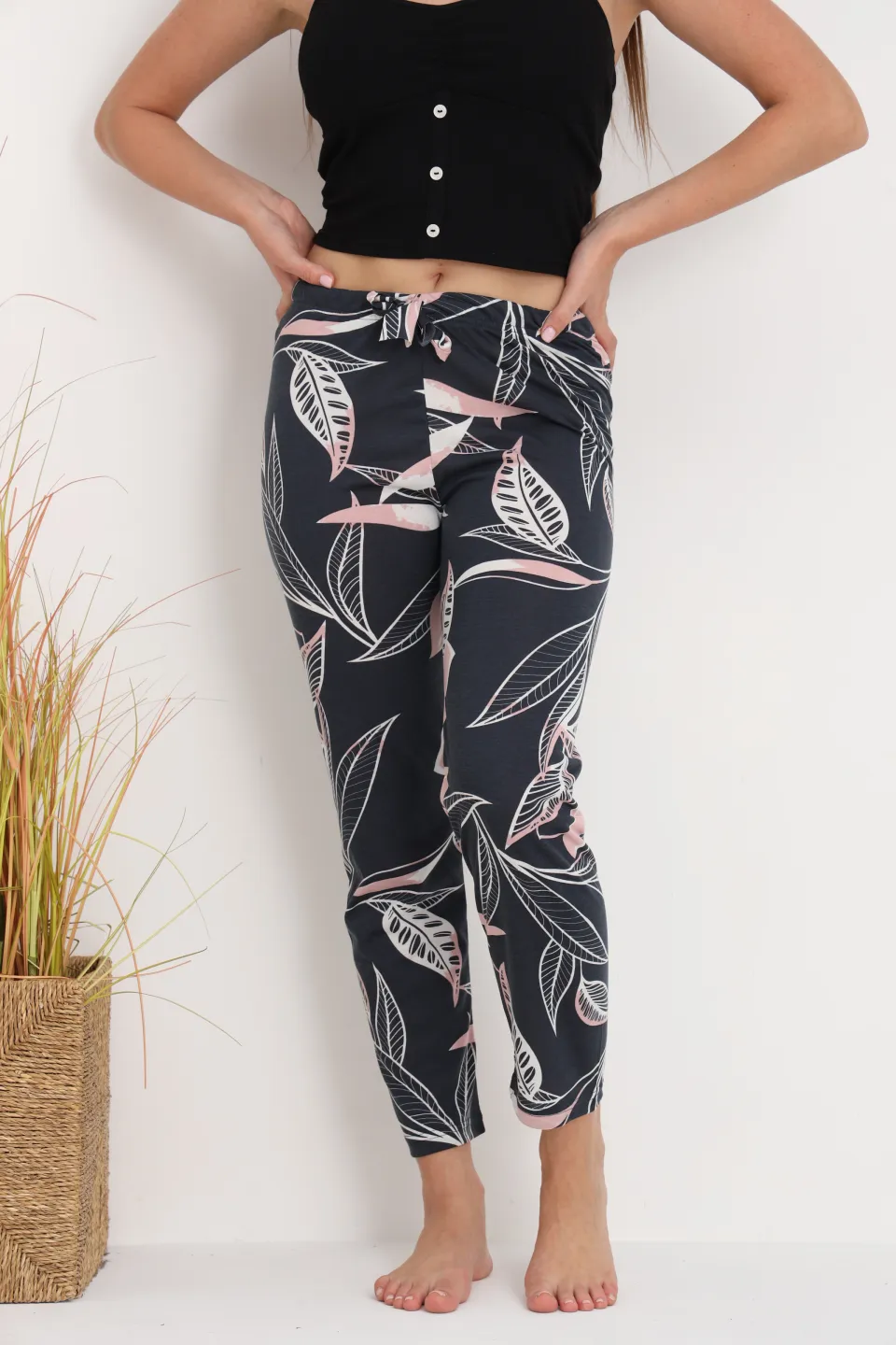 Pantaloni de pijama damă negri cu flori roz