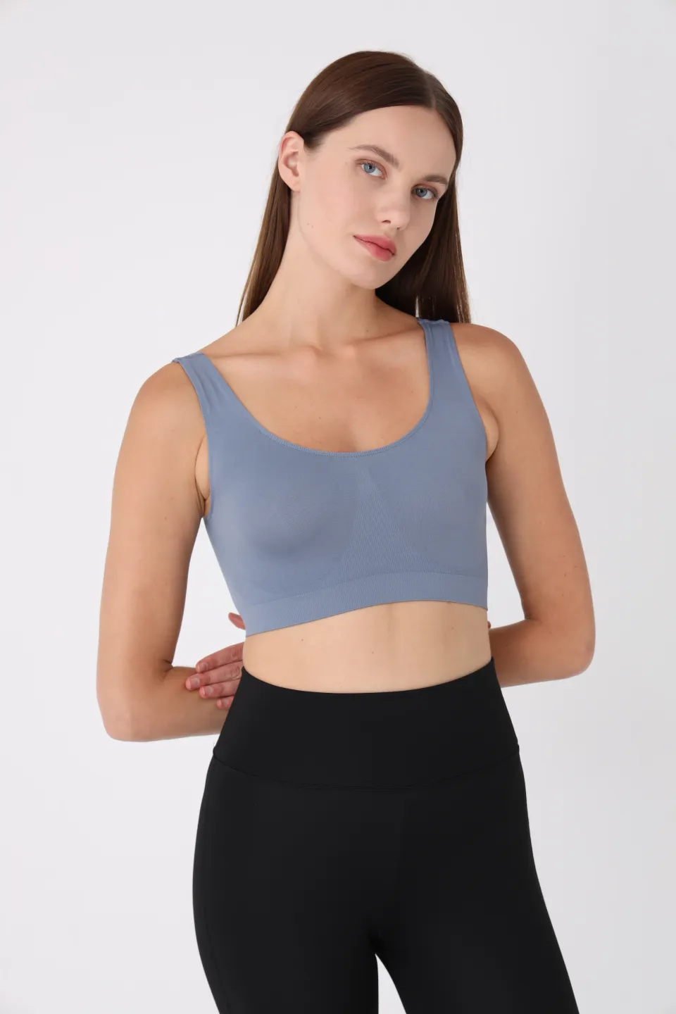 Bustieră lejeră gri cu bretele late – fără push-up