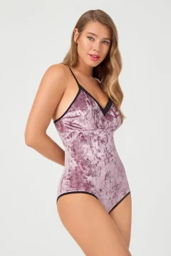 Body dama din catifea, decoltat, inchidere cu nasture, culoare roz pudra