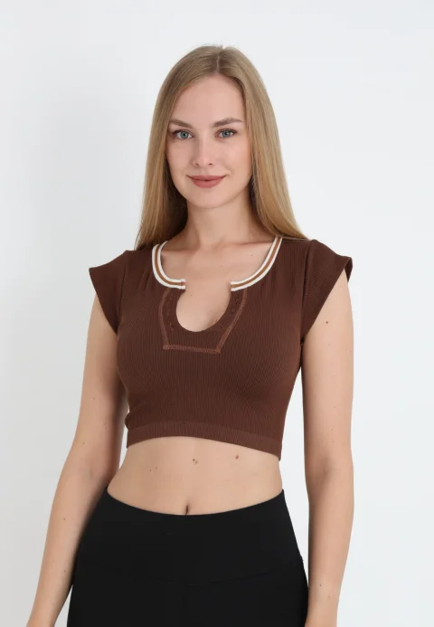 Crop tricou damă cu mânecă scurtă – maro