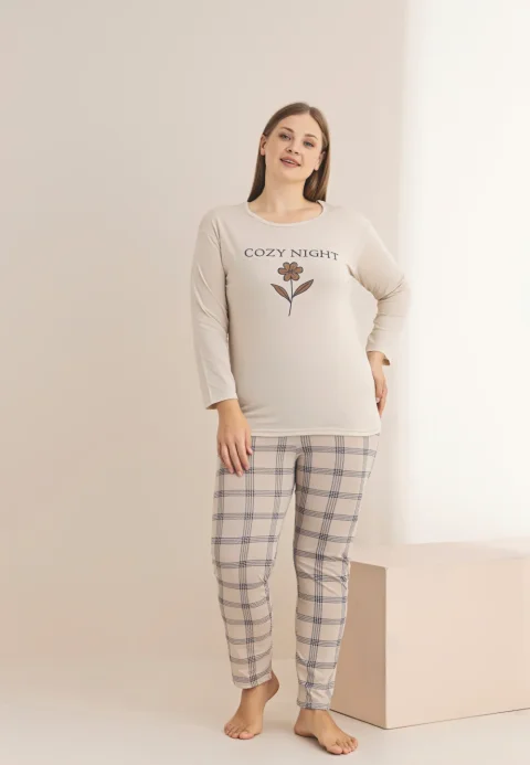 Pijama damă Big Size bej cu mânecă lungă și pantaloni lungi, imprimeu „Cozy Night”